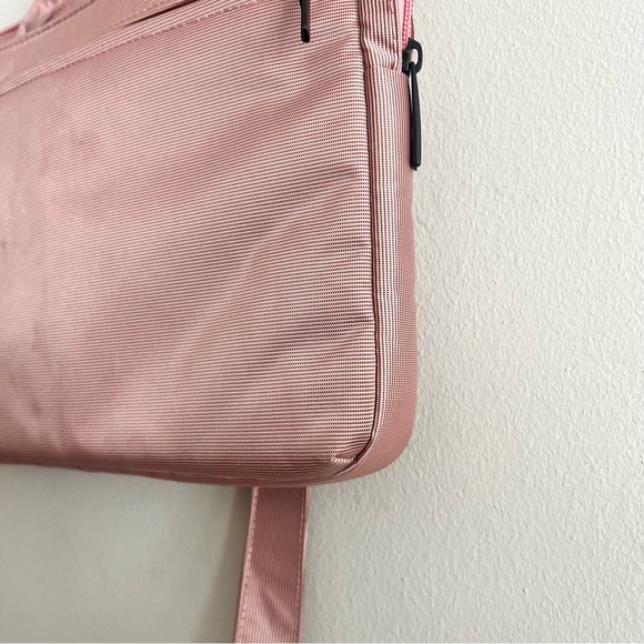 Tucano soft pink laptop bag called “Workout Cable Out” good condition - Picture 10 of 16